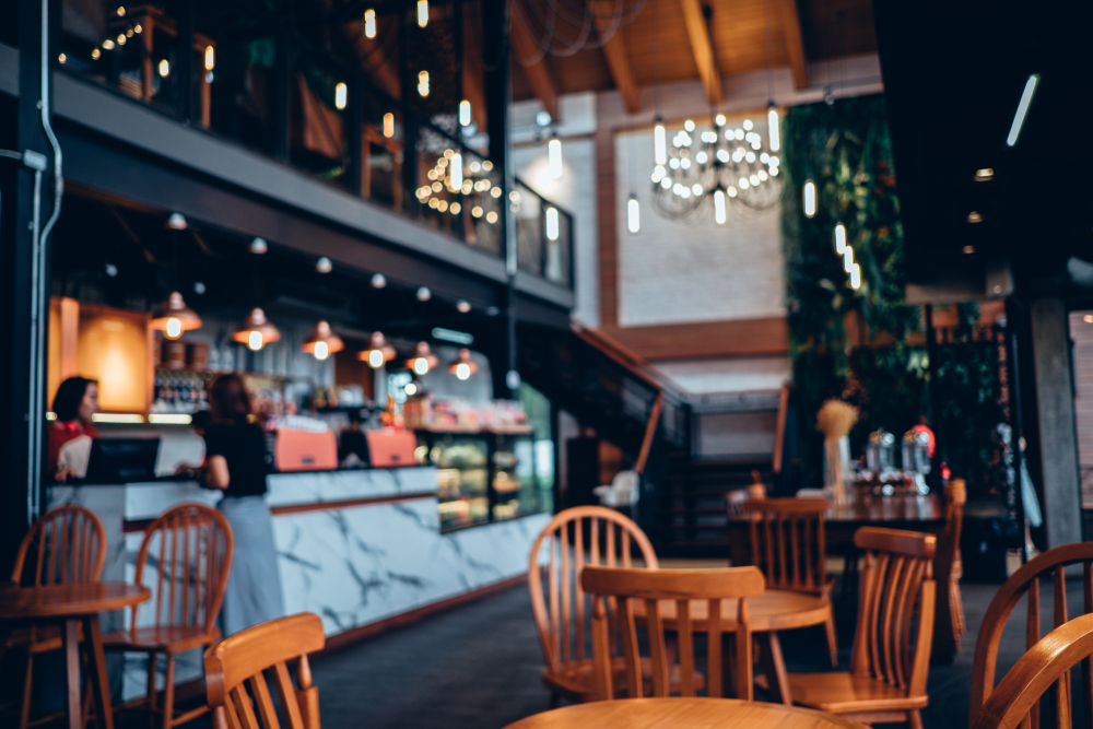Dueño de un restaurante dirigiendo el personal
